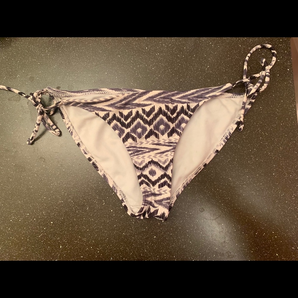 Patterned swim bottoms ☀️